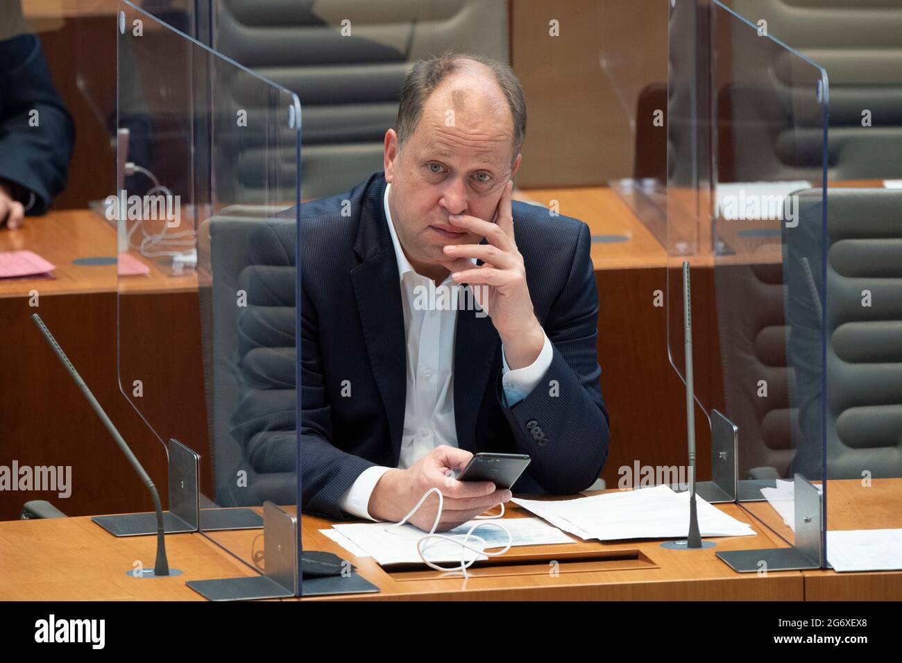 Dr. Joachim STAMP, FDP, Ministro dei Bambini, della Famiglia, dei rifugiati e dell'integrazione dello Stato della Renania Settentrionale-Vestfalia e Vice primo Ministro, ora in corso sull'argomento, I giornalisti si lamentano degli attacchi della polizia durante la manifestazione contro il progetto di legge del governo per un'assemblea - cosa dice il governo statale alle accuse sollevate?, E, la dimostrazione contro la legge di assemblea Ð del governo statale deve chiarire le accuse, 135a sessione plenaria nel parlamento di Stato del Nord Reno-Westfalia NRW, Duesseldorf il 01.07.2021, Foto Stock