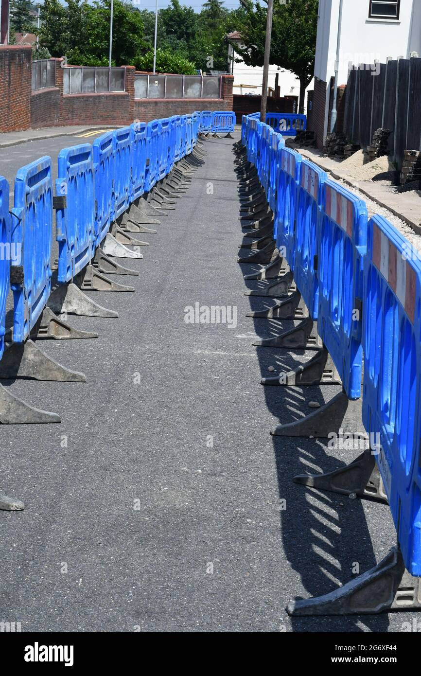 Passerella pedonale blu su una strada mentre il marciapiede è scavato Foto Stock