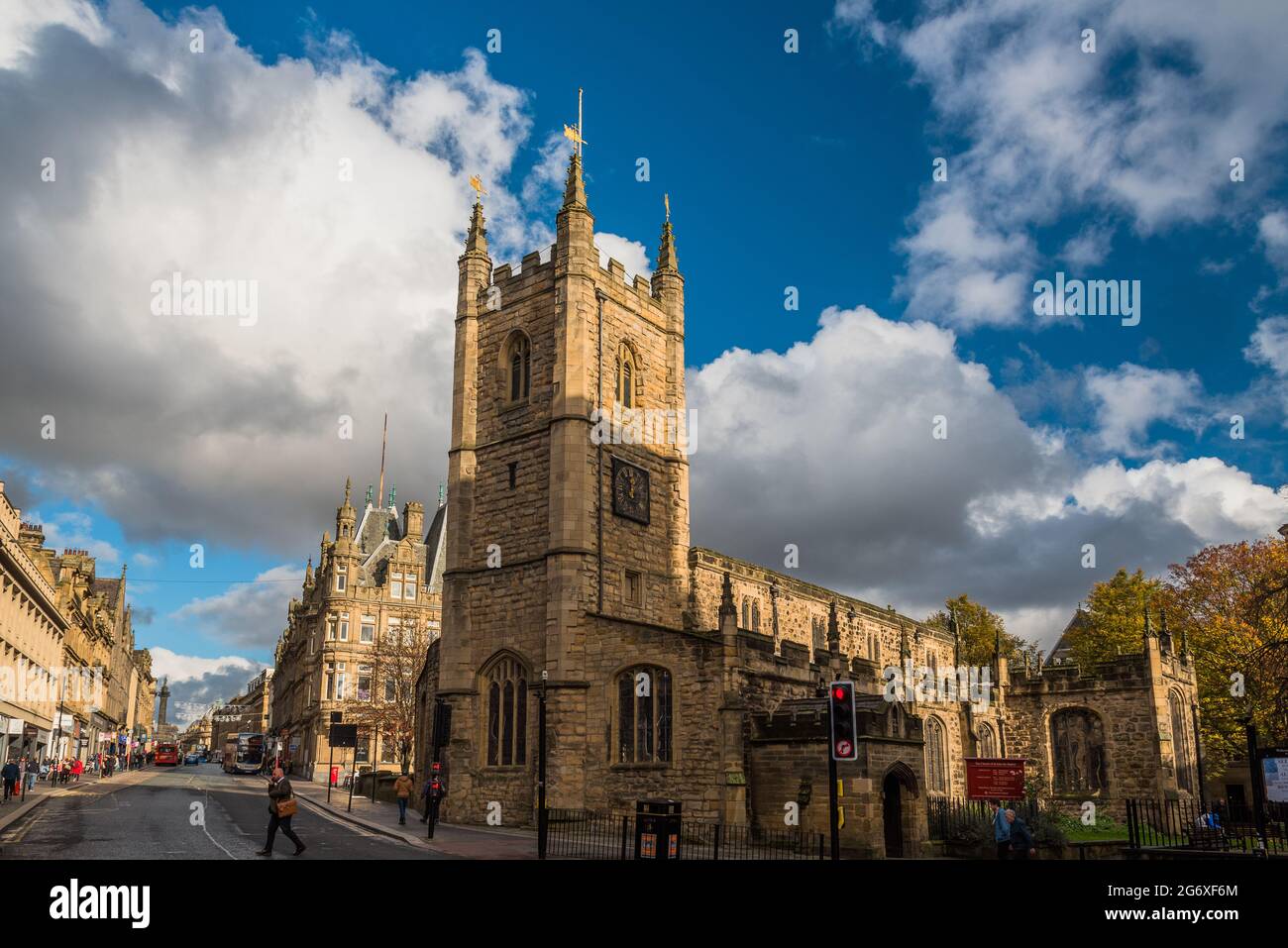 La chiesa di San Giovanni, parte della diocesi anglicana di Newcastle, è una chiesa del XIII secolo situata all'angolo tra Grainger Street e Westgate Road a Newcastle Foto Stock