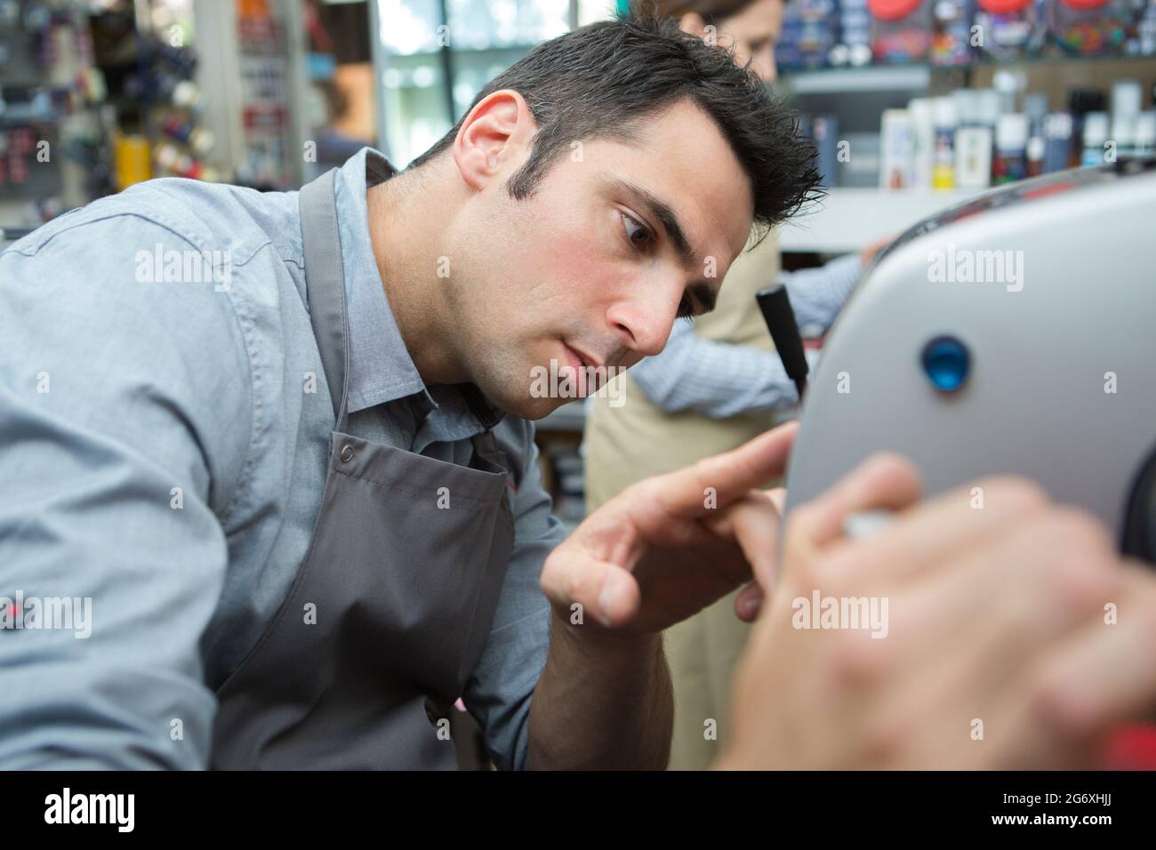 giovane fabbro professionale al lavoro Foto Stock