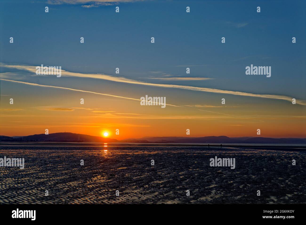 Il sole sorge segnando l'inizio dell'estate meteorologica, Swansea Bay, Galles, Regno Unito. Martedì 01 giugno 2021 Foto Stock