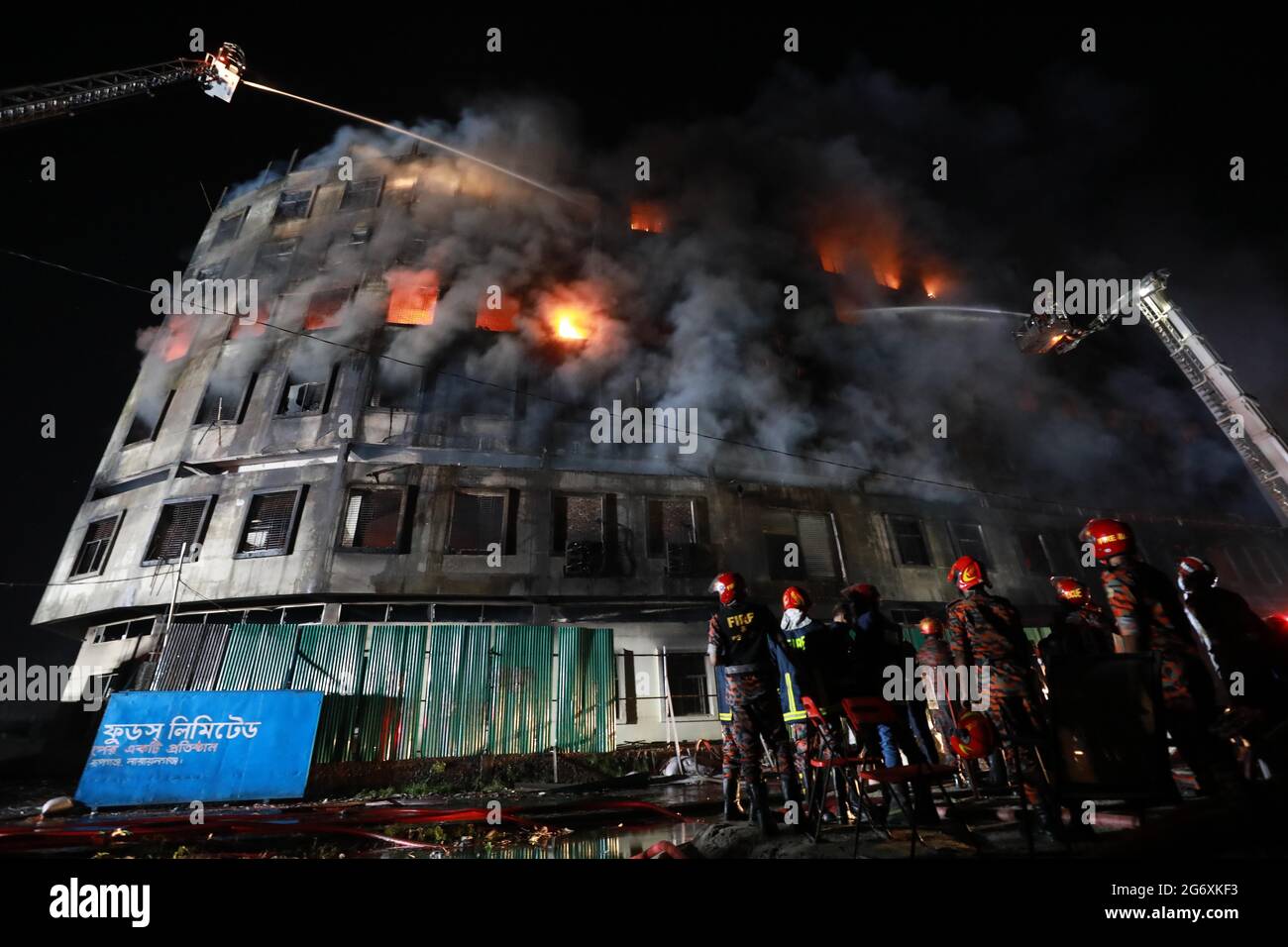 Dhaka, Dhaka, Bangladesh. 9 luglio 2021. 09, Luglio, 2021 incendio scoppiato presso la fabbrica di Hashem Foods Ltd in Narayanganj's Rupganj in Bangladesh Credit: Harun-or-Rashid/ZUMA Wire/Alamy Live News Foto Stock