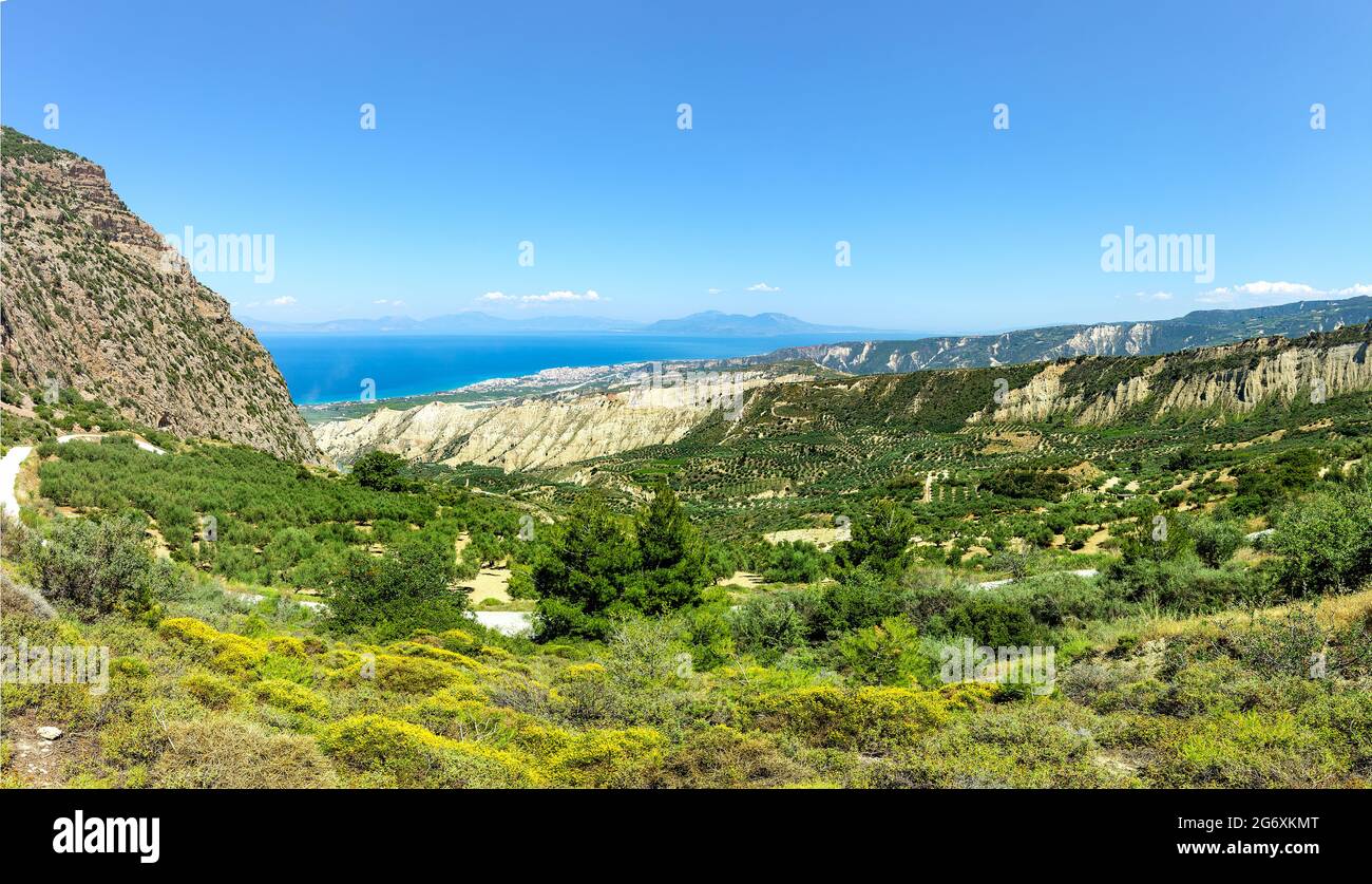 Vista del Golfo Corinzio dall'alto della scogliera. Grecia. Peloponneso. Foto Stock