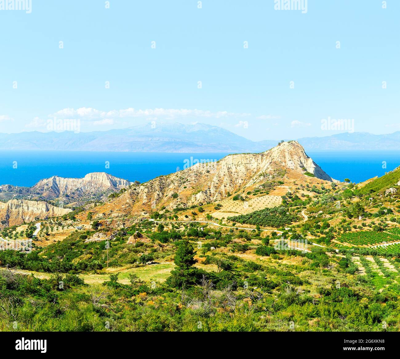 Vista sul Golfo della Corinzia e sulle rocce. Peloponneso. Grecia. Foto Stock