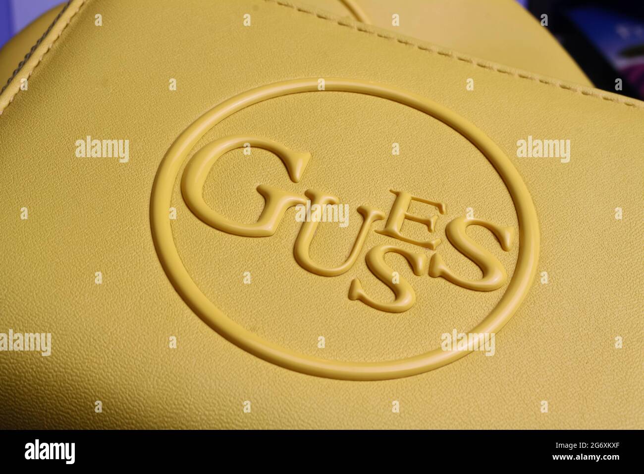 Viersen, Germania - 1 luglio. 2021: Closeup di borsa gialla isolata con logo scritta di indovinare società di moda Foto Stock