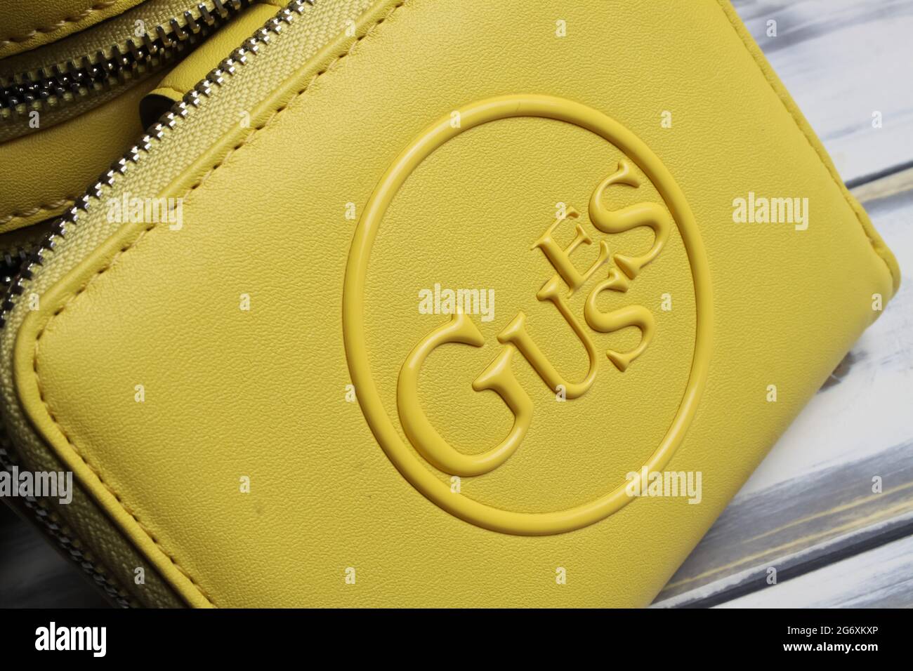 Viersen, Germania - 1 luglio. 2021: Closeup di borsa gialla isolata con logo scritta di indovinare società di moda Foto Stock