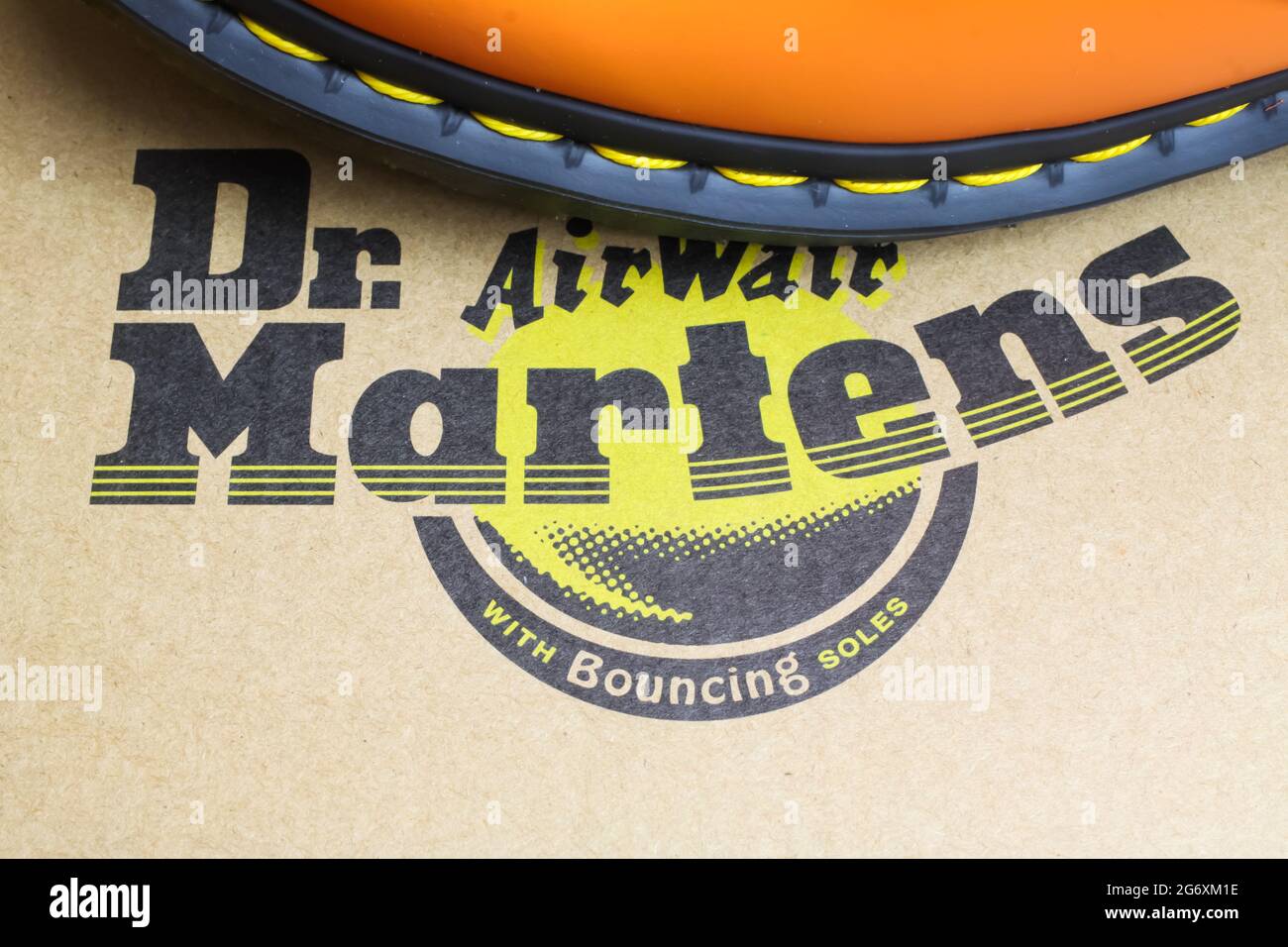 Viersen, Germania - 1 luglio. 2021: Closeup di cassonetto di cartone  isolato con etichetta dr Martens e parte di stivale di colore arancione con suola  nera Foto stock - Alamy