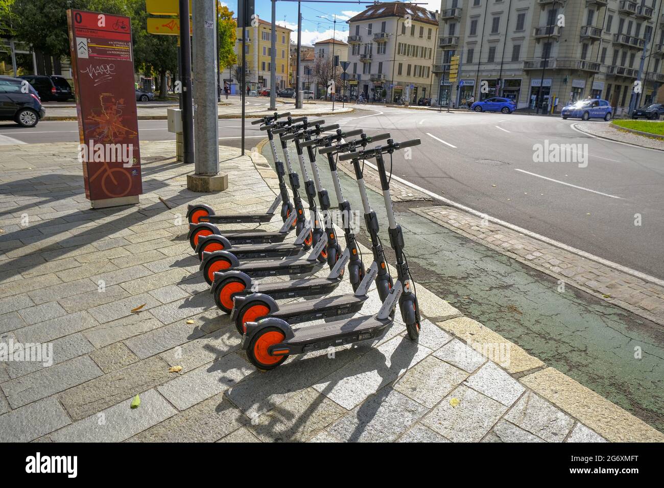 Ottobre 2020 Parma, Italia: Scooter elettrici in via della città pronti per il noleggio con app mobile. Foto Stock