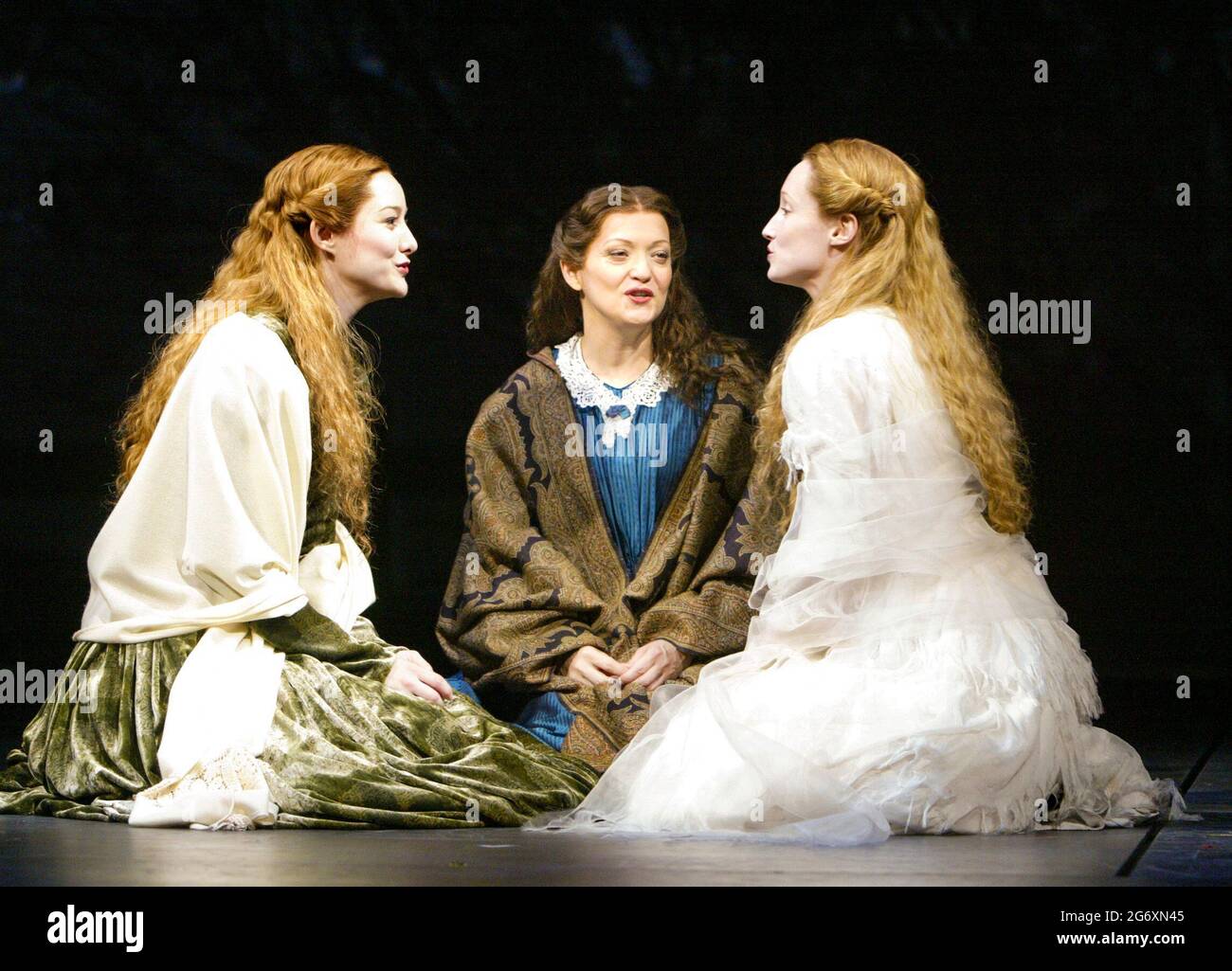 l-r: Jill Paice (Laura Fairlie), Maria Friedman (Marian Halcombe), Angela Christian (Anne Catherick) in BIANCO al Palace Theatre, Londra W1 15/09/2004 musica: Andrew Lloyd Webber testi: David Zippel libro: Charlotte Jones basato sul romanzo di Wilkie Collins design: William Dudley illuminazione: Paul Pyant danza & movimento: Wayne McGregor regista: Trevor Nunn Foto Stock