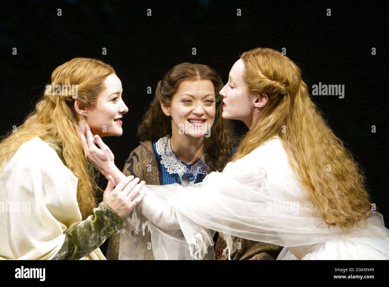 l-r: Jill Paice (Laura Fairlie), Maria Friedman (Marian Halcombe), Angela Christian (Anne Catherick) in BIANCO al Palace Theatre, Londra W1 15/09/2004 musica: Andrew Lloyd Webber testi: David Zippel libro: Charlotte Jones basato sul romanzo di Wilkie Collins design: William Dudley illuminazione: Paul Pyant danza & movimento: Wayne McGregor regista: Trevor Nunn Foto Stock