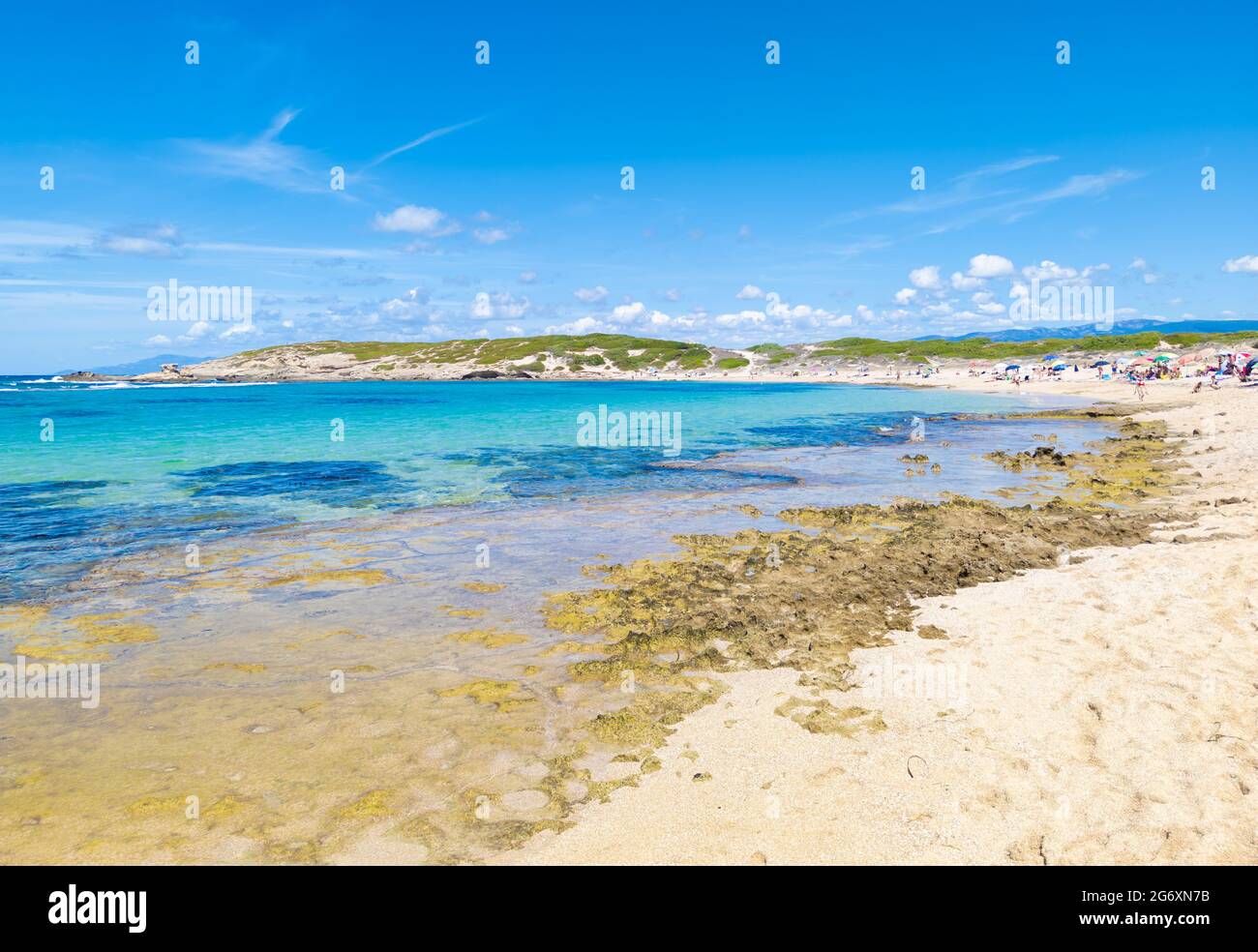 Cabras (Italia) - la città turistica costiera della Sardegna, con spiaggia, penisola del Sinis e sito archeologico di Tharros. Foto Stock