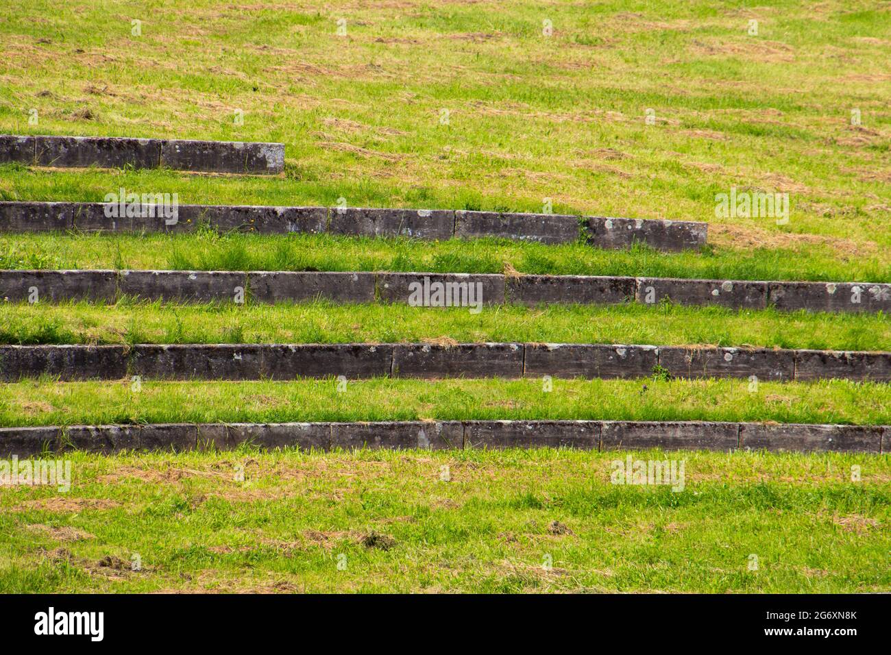 Vecchi scalini in pietra intemperie all'anfiteatro all'aperto Foto Stock