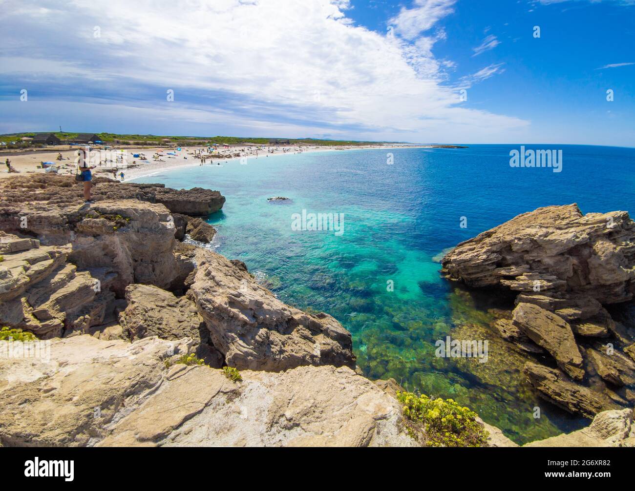 Cabras (Italia) - la città turistica costiera della Sardegna, con spiaggia, penisola del Sinis e sito archeologico di Tharros. Foto Stock