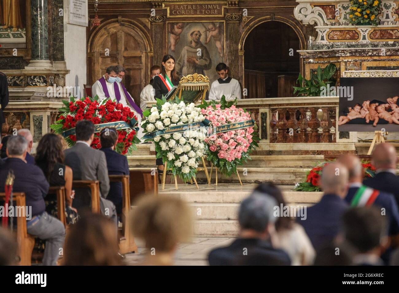 Roma, i funerali di Raffaella Carrà, la cerimonia nella basilica di Santa  Maria in Ara Coeli - Lorena Bianchetti Foto stock - Alamy