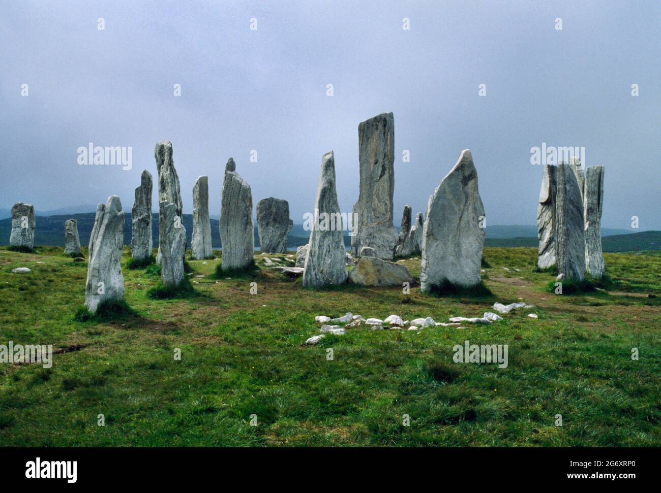 Guardando WSW a Callanish (Calanais) Stones in piedi che mostra l'anello centrale con cairn smussato e monolito alto più pietre delle file e, S & W. Foto Stock