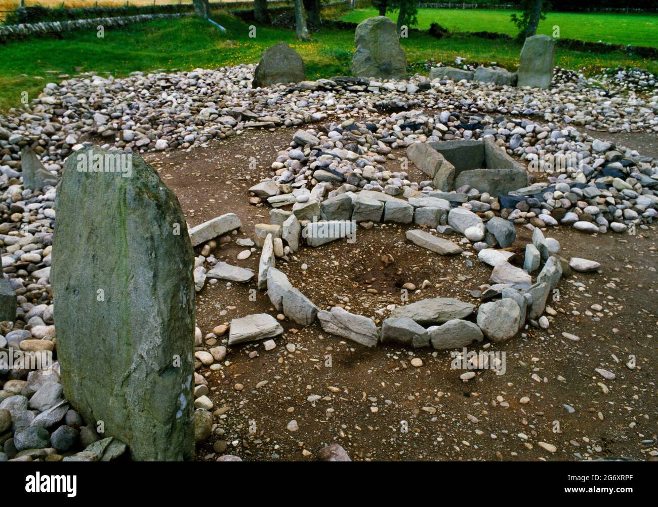 View SW durante lo scavo del più grande di due cerchi di pietra in Temple Wood copse, Kilmartin, Scozia, Regno Unito: Utilizzato per sepolture nel 3 ° / 2 ° millennio Foto Stock
