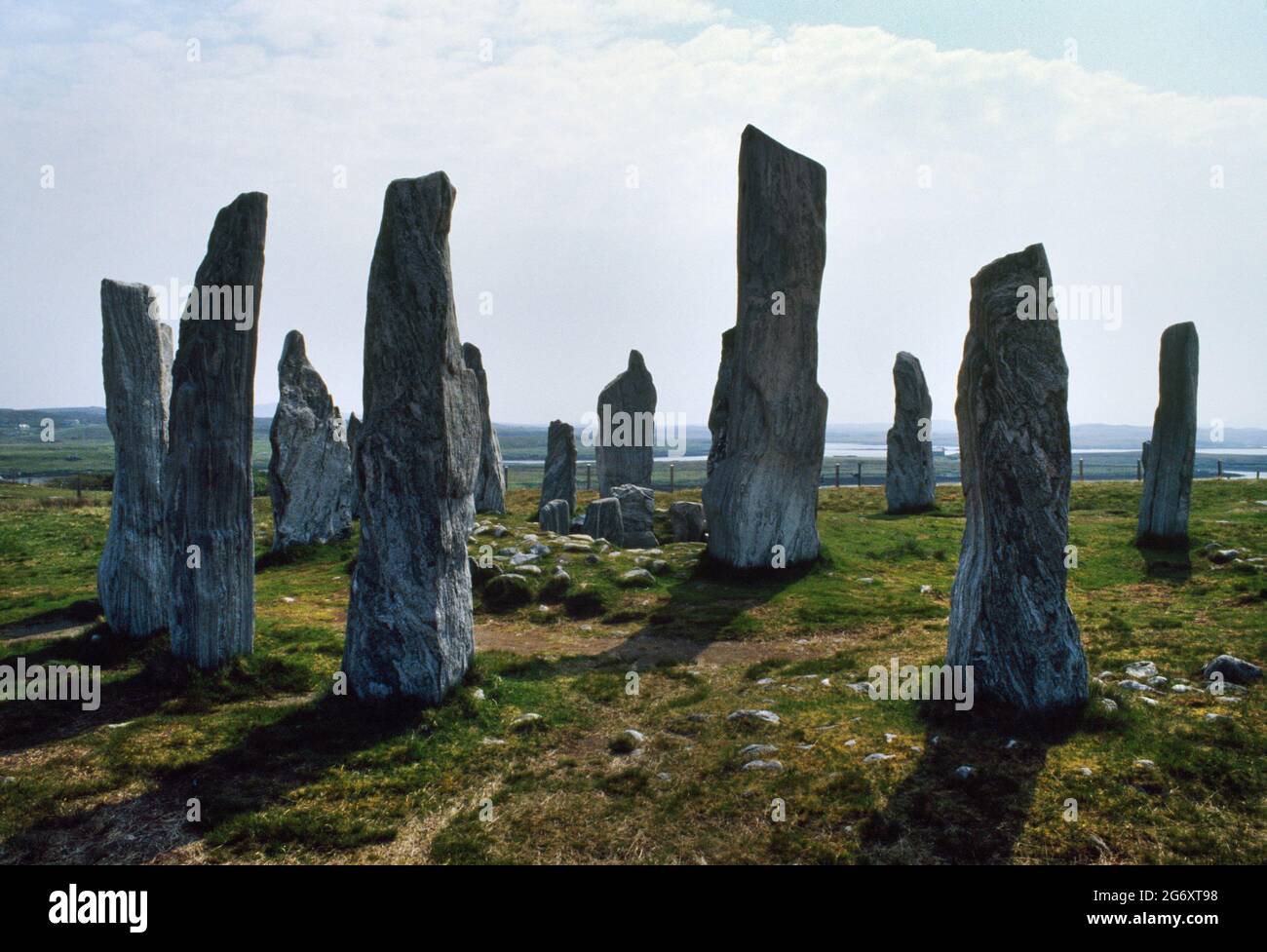 Guardando se a Callanish (Calanais) Stones in piedi che mostra l'anello centrale con cairn smussato e monolito alto più pietre della fila E. Foto Stock