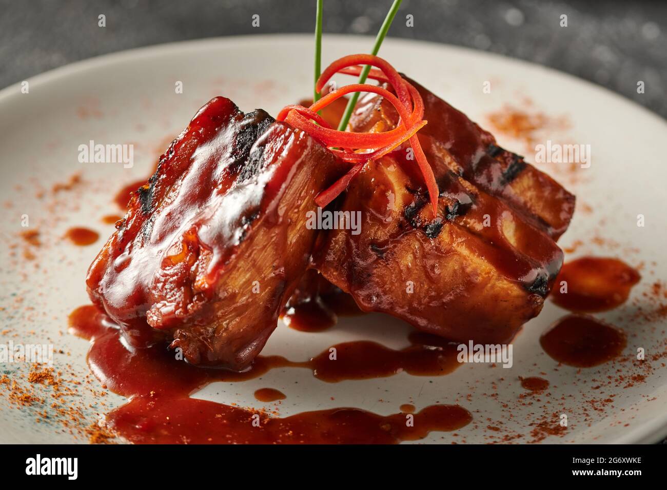 Delizioso barbecue costillas con salsa. Deliziosa carne con salsa. Foto Stock