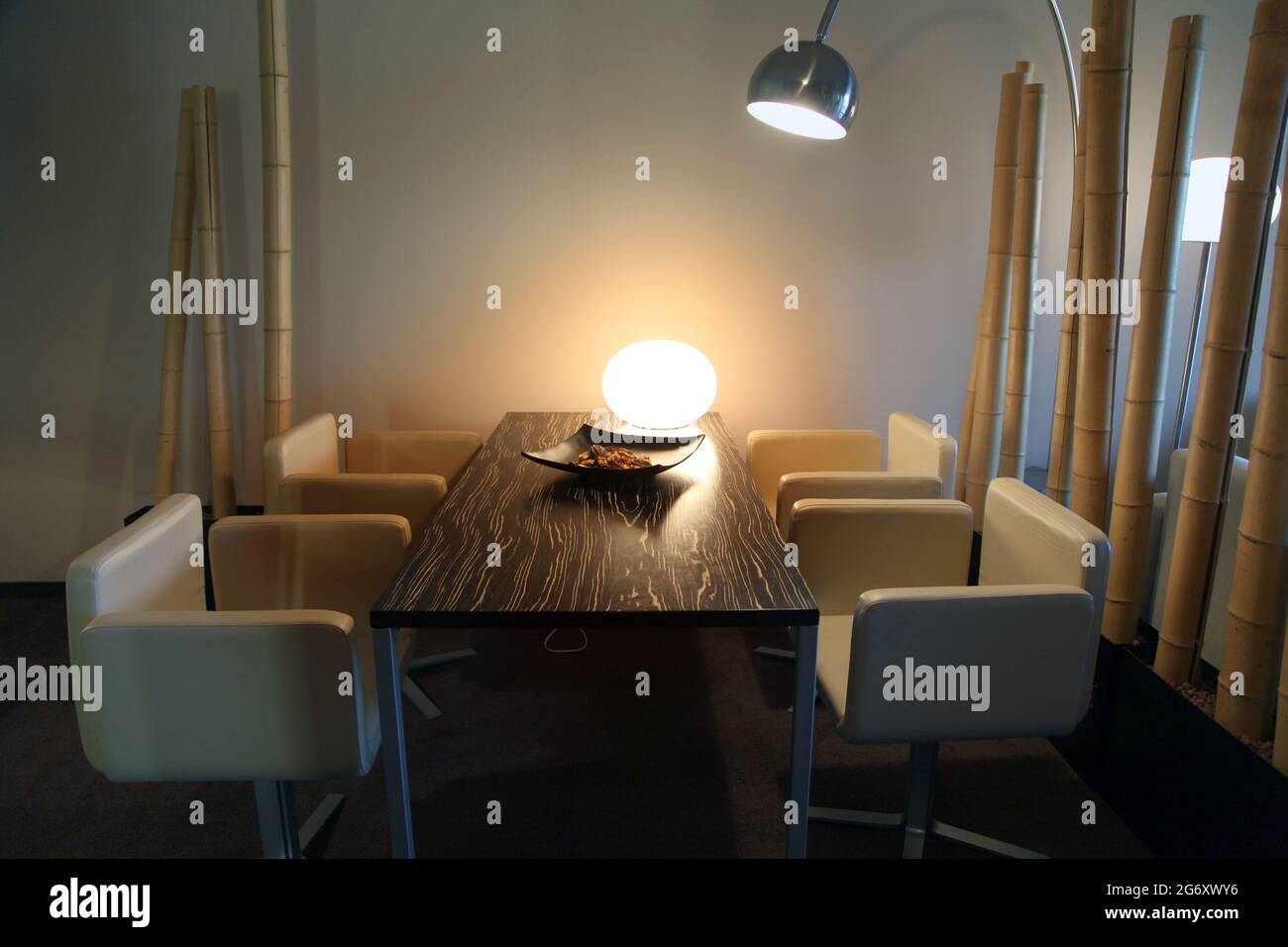 Moderna poltrona da pranzo a 4 posti e tavolo con lampada in un ristorante Foto Stock