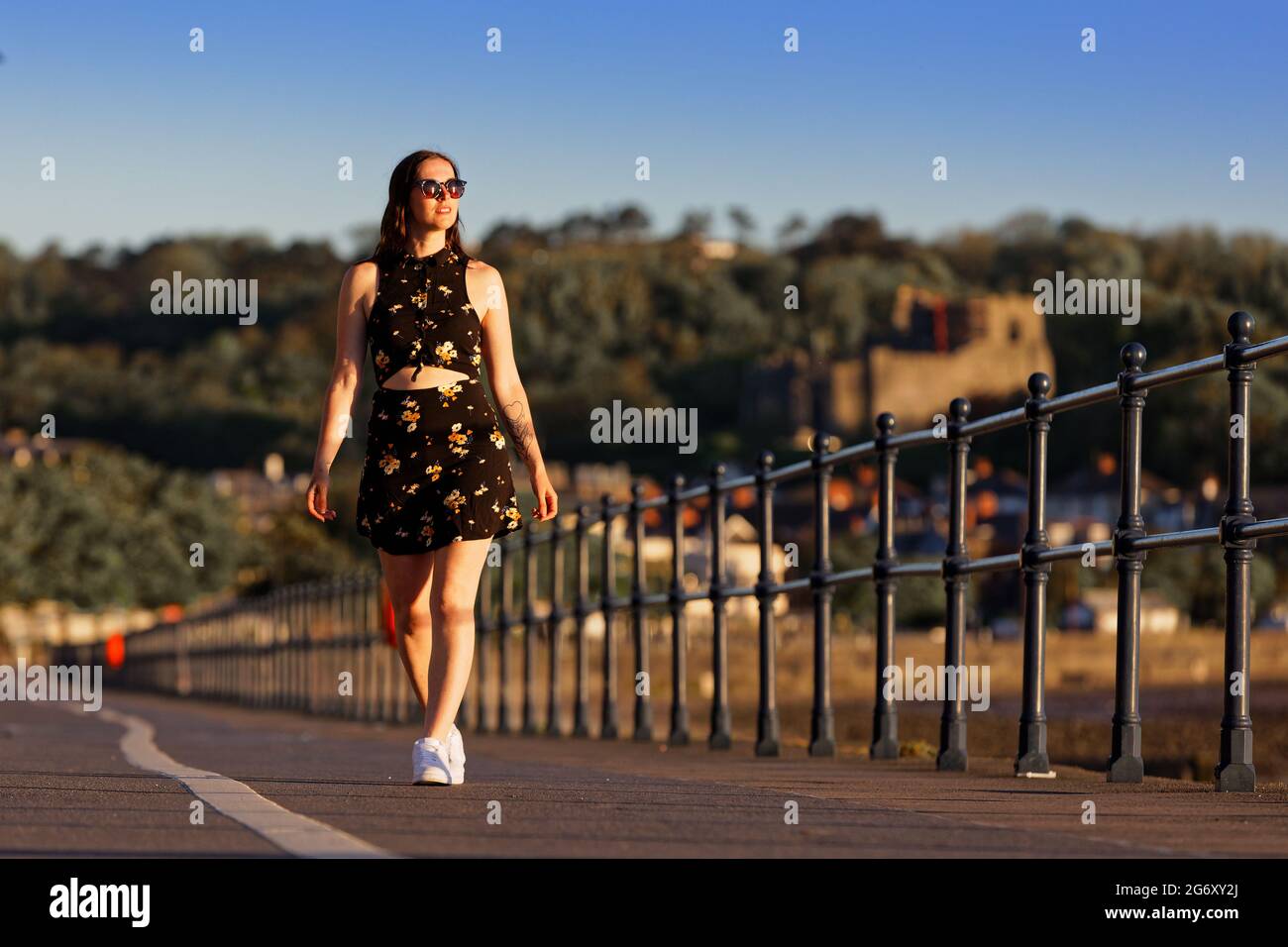 Nella foto: Natasha Jenkins fa una passeggiata durante l'alba nella passeggiata di Mumbles, vicino a Swansea, Galles, Regno Unito. Domenica 13 Giugno 2021 Re: Temperature elevate e s Foto Stock