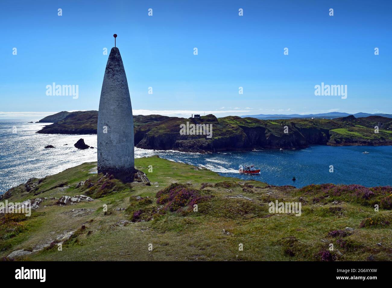 Il Baltimore Beacon si affacciava sull'isola di Skerkin e sull'oceano Atlantico. Contea di Cork, Irlanda. Foto Stock