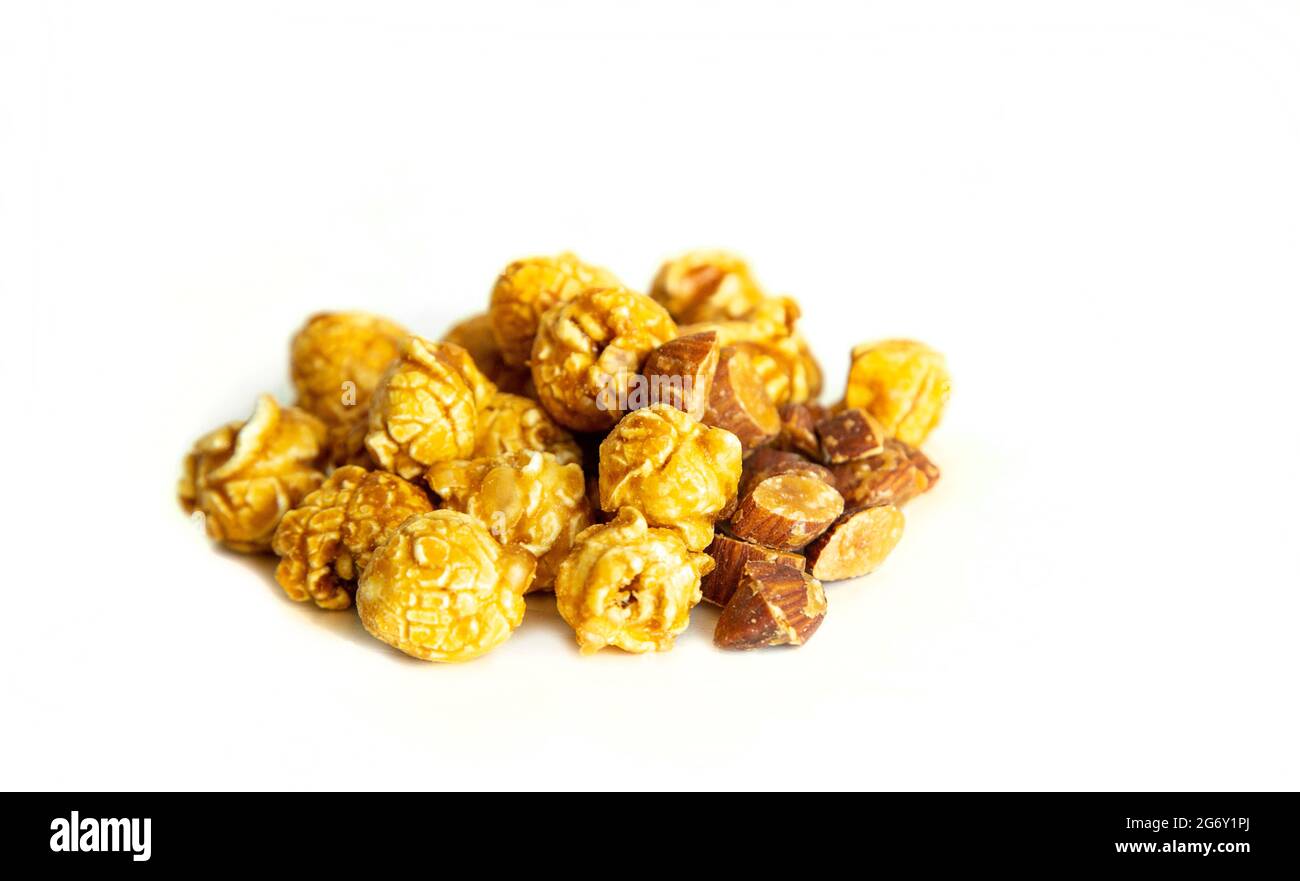 popcorn al caramello di mandorle su sfondo isolato Foto Stock