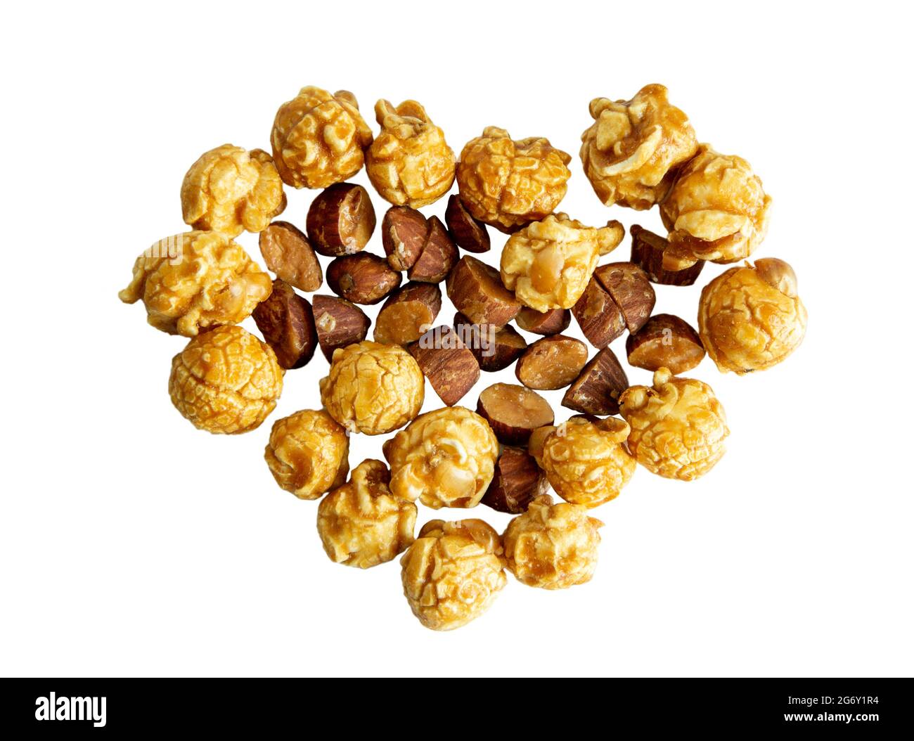 popcorn al caramello di mandorle su sfondo isolato (incluso percorso) Foto Stock
