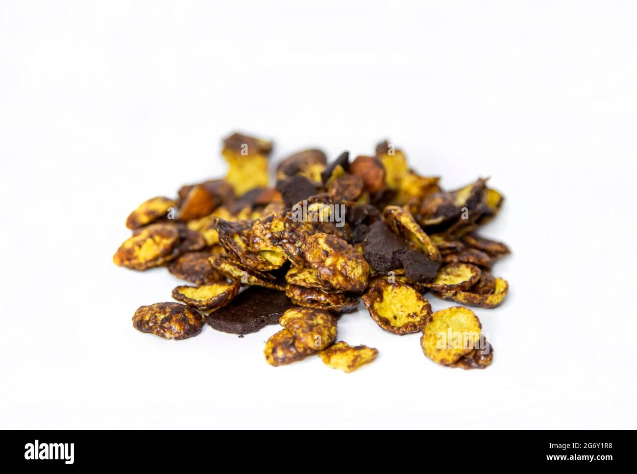 spuntino croccante al cioccolato e mandorle su bianco isolato Foto Stock