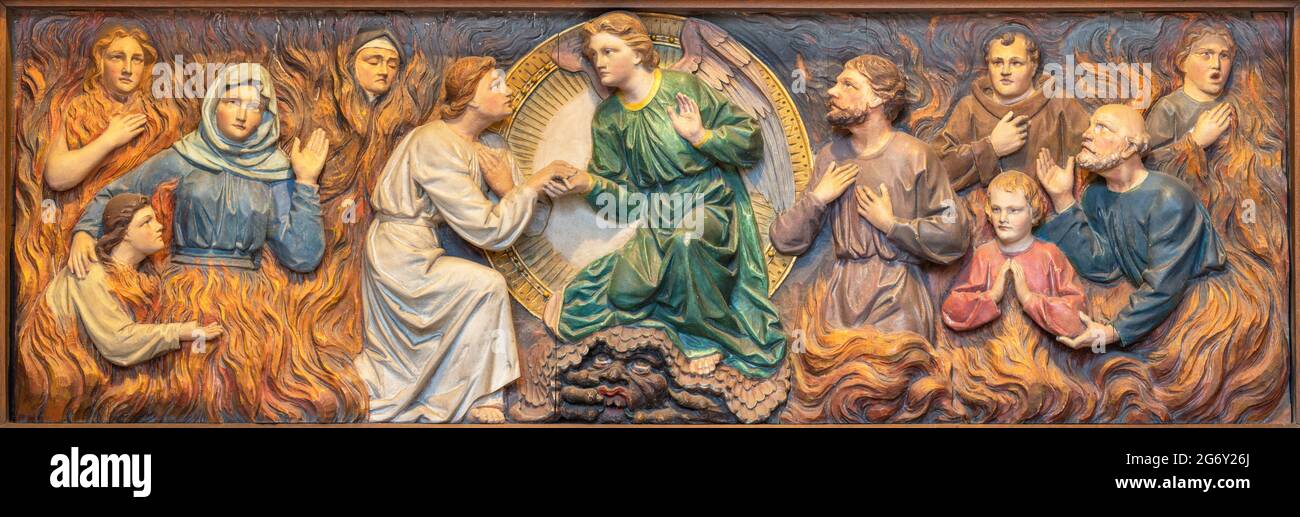 VIENNA, AUSTIRA - GIUNI 24, 2021: Il sollievo dell'Aiuto alla preghiera alle anime in purgatorio nella chiesa Marienkirche da artista sconosciuto Foto Stock