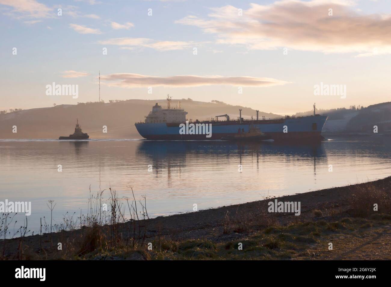 Petroliera che si fa strada nel Gareloch, Argyll, Scozia al crepuscolo. Foto Stock