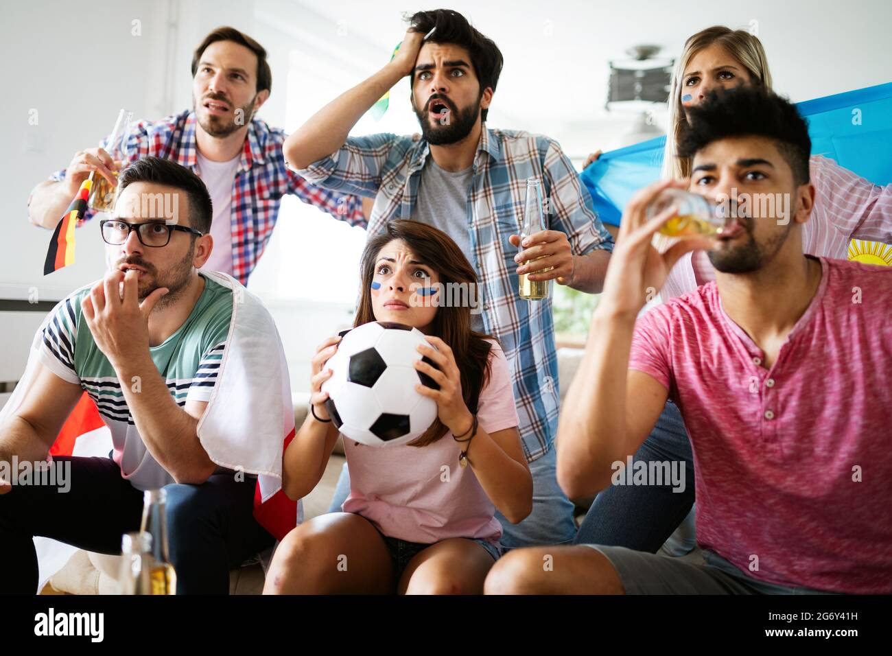 Gruppo di Tifosi delusi e felice di guardare una partita di calcio sul lettino. Foto Stock