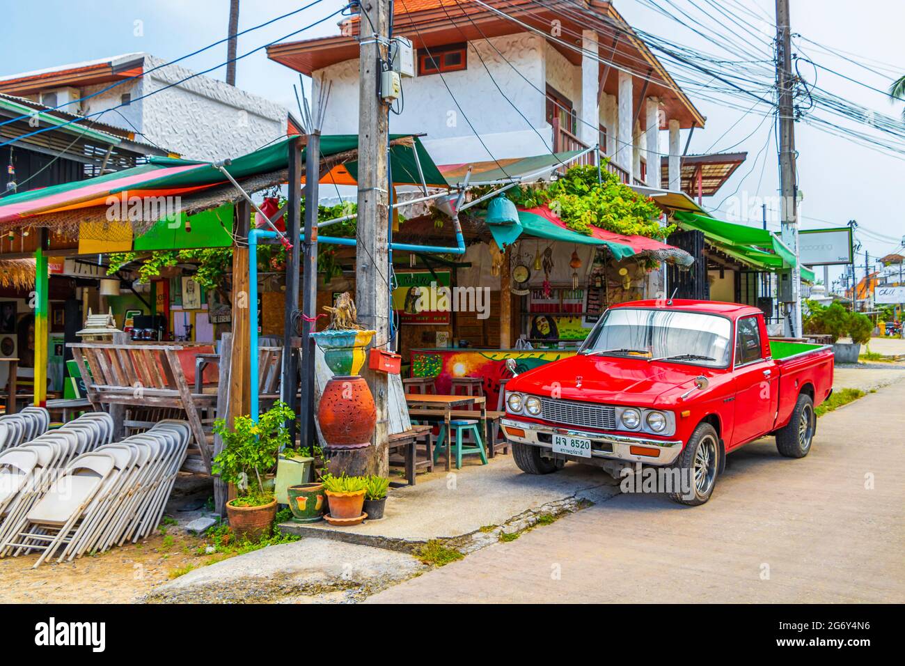 Surat Thani Thailandia 25. Mai 2018 auto d'epoca rossa al ristorante Fishermans Village Bo Phut sull'isola di Koh Samui in Surat Thani Thailandia. Foto Stock