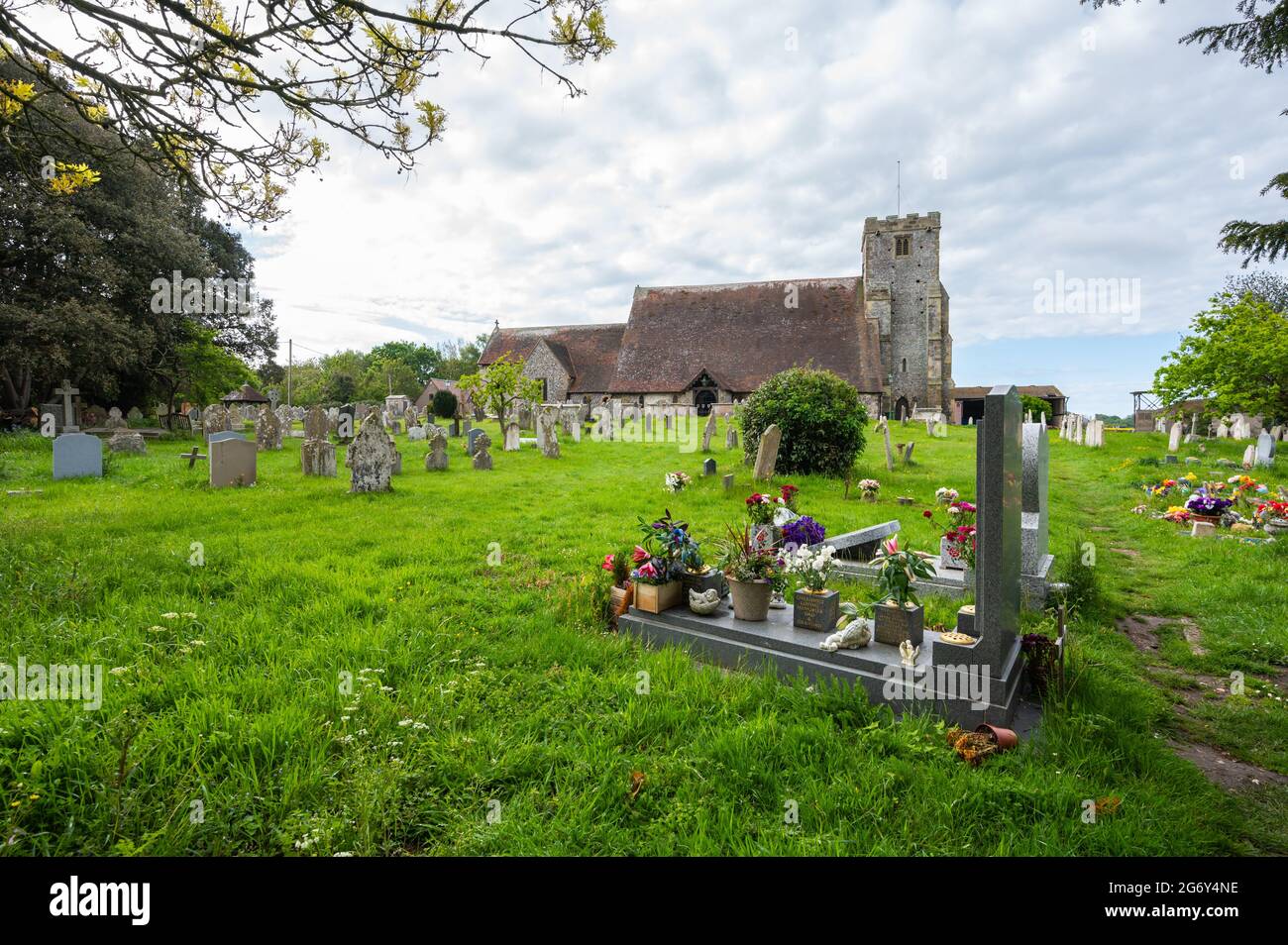 Cimitero di St Mary Magdalene Church, una storica chiesa sassone a Lyminster, West Sussex, Inghilterra, Regno Unito. Foto Stock