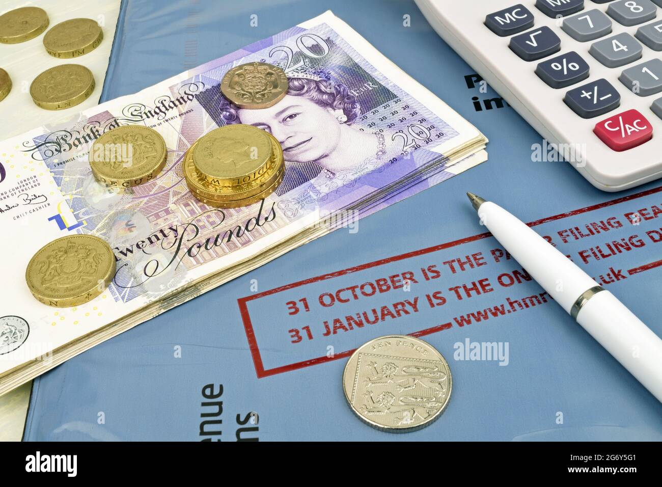 Una vita morta degli oggetti della dichiarazione dei redditi del Regno Unito, tra cui una calcolatrice, contanti e penna. Foto Stock