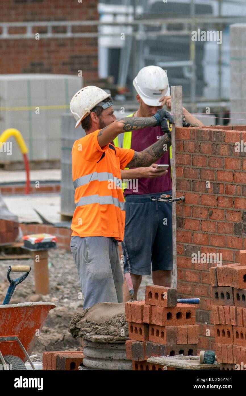 Fasi di costruzione; Farington Mews grande sviluppo di alloggi matrice muratura a Keepmoat case cantiere a Chorley. I costruttori iniziano su questo grande campo verde che ospita la proprietà utilizzando i sistemi di pavimentazione in calcestruzzo prefabbricato Lynx. REGNO UNITO Foto Stock