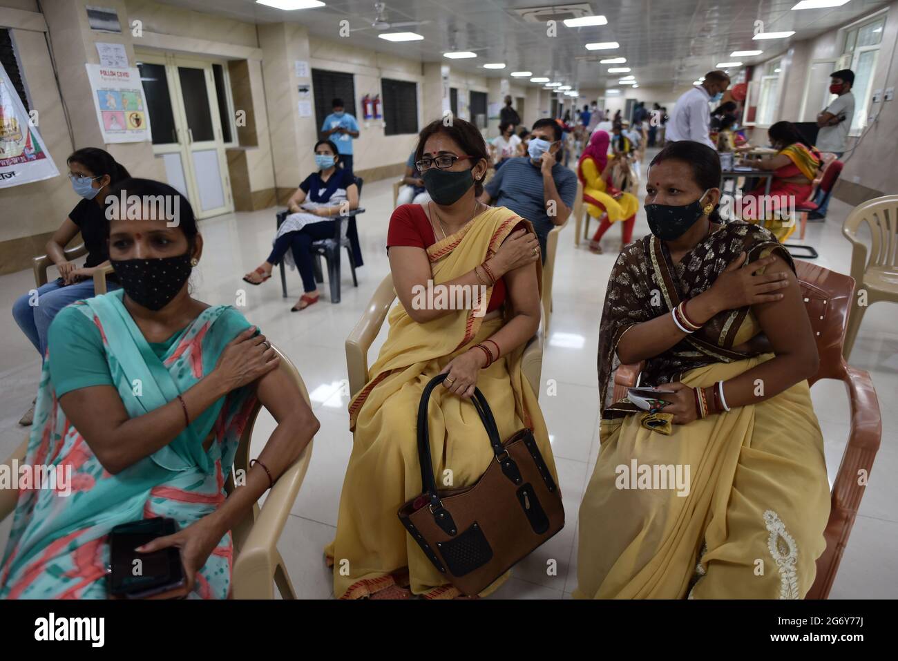 Prayagraj, stato indiano settentrionale dell'Uttar Pradesh. 9 luglio 2021. La gente attende in osservazione dopo aver ricevuto i vaccini COVID-19 in un centro di vaccinazione a Prayagraj, nello stato settentrionale dell'India di Uttar Pradesh, il 9 luglio 2021. Il conteggio del COVID-19 dell'India è salito a 30,752,950 il venerdì, con 43,393 nuovi casi confermati registrati durante le ultime 24 ore attraverso il paese dell'Asia meridionale, ha mostrato i dati più recenti del ministero federale della sanità. Credit: Sr/Xinhua/Alamy Live News Foto Stock