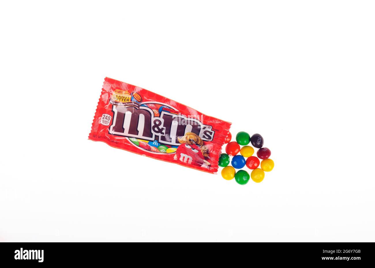 M&M's Peanut Butter Candy Packet aperto su bianco Foto Stock