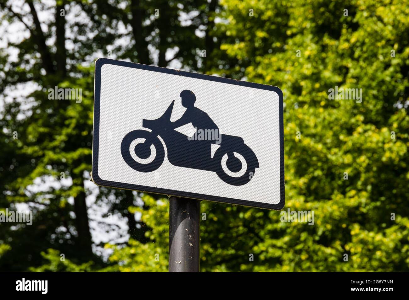 Moto vecchio stile su un cartello stradale moderno. Città di Bristol, Inghilterra Foto Stock