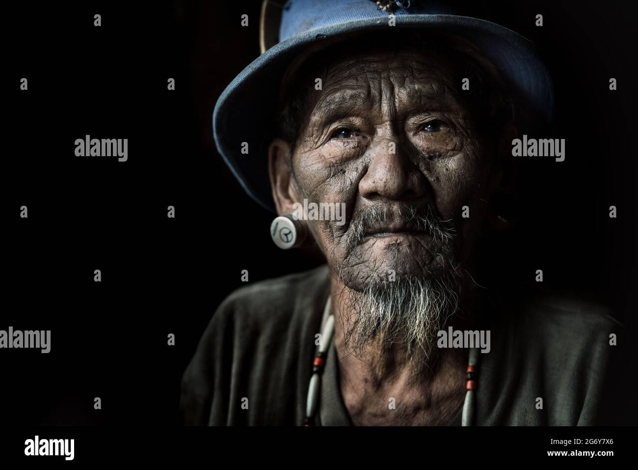 Un anziano Konyak tribesman. DONEGAL, IRLANDA: Ritratti NOTEVOLI hanno catturato i volti degli ultimi membri di un antico trib indiano di caccia alla testa Foto Stock