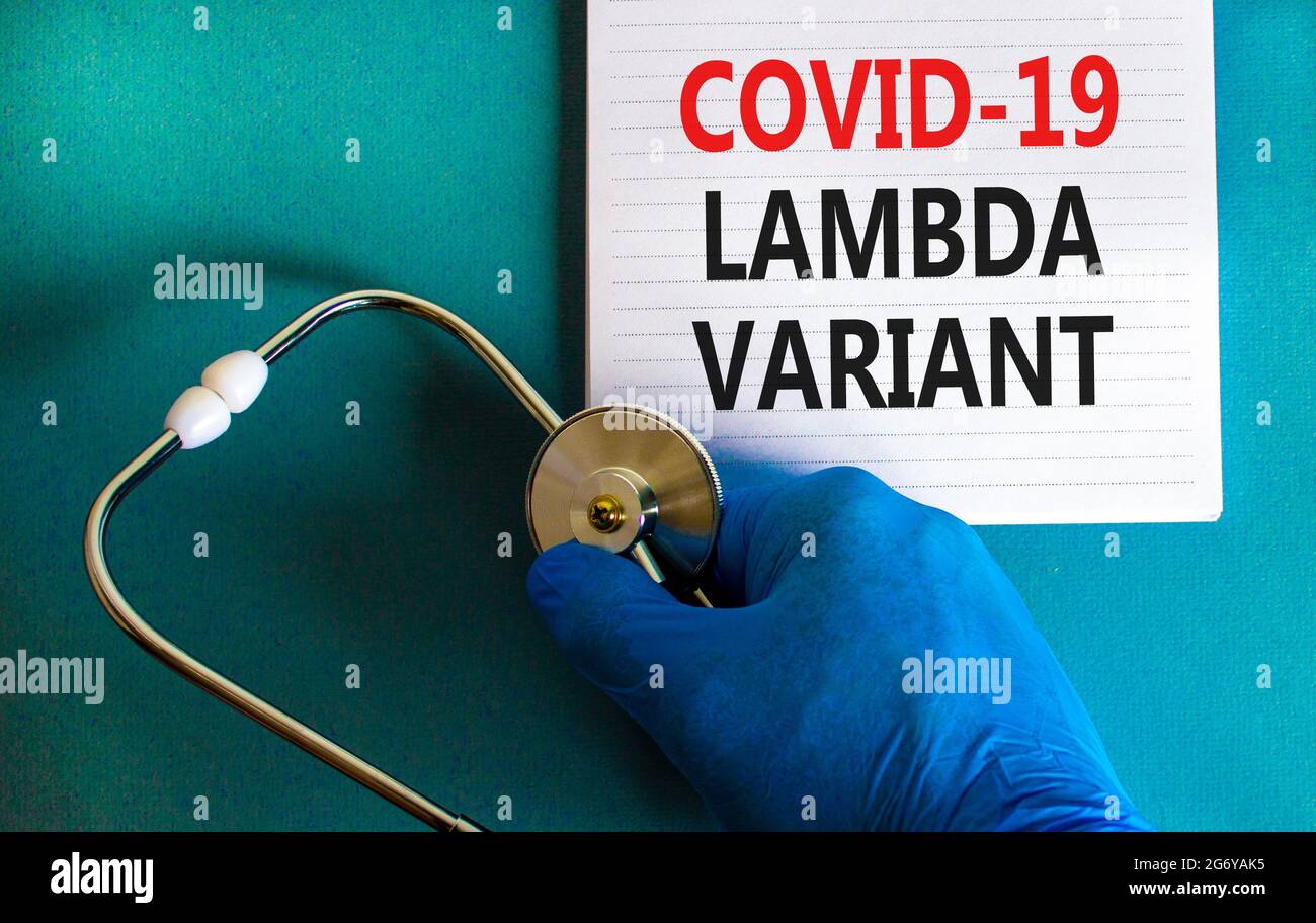 Simbolo di deformazione variante lambda Covid-19. Mano del medico in guanto blu, carta bianca. Parole chiave del concetto "variante lambda Covid-19". Stetoscopio. Medico, COVID-19 Foto Stock