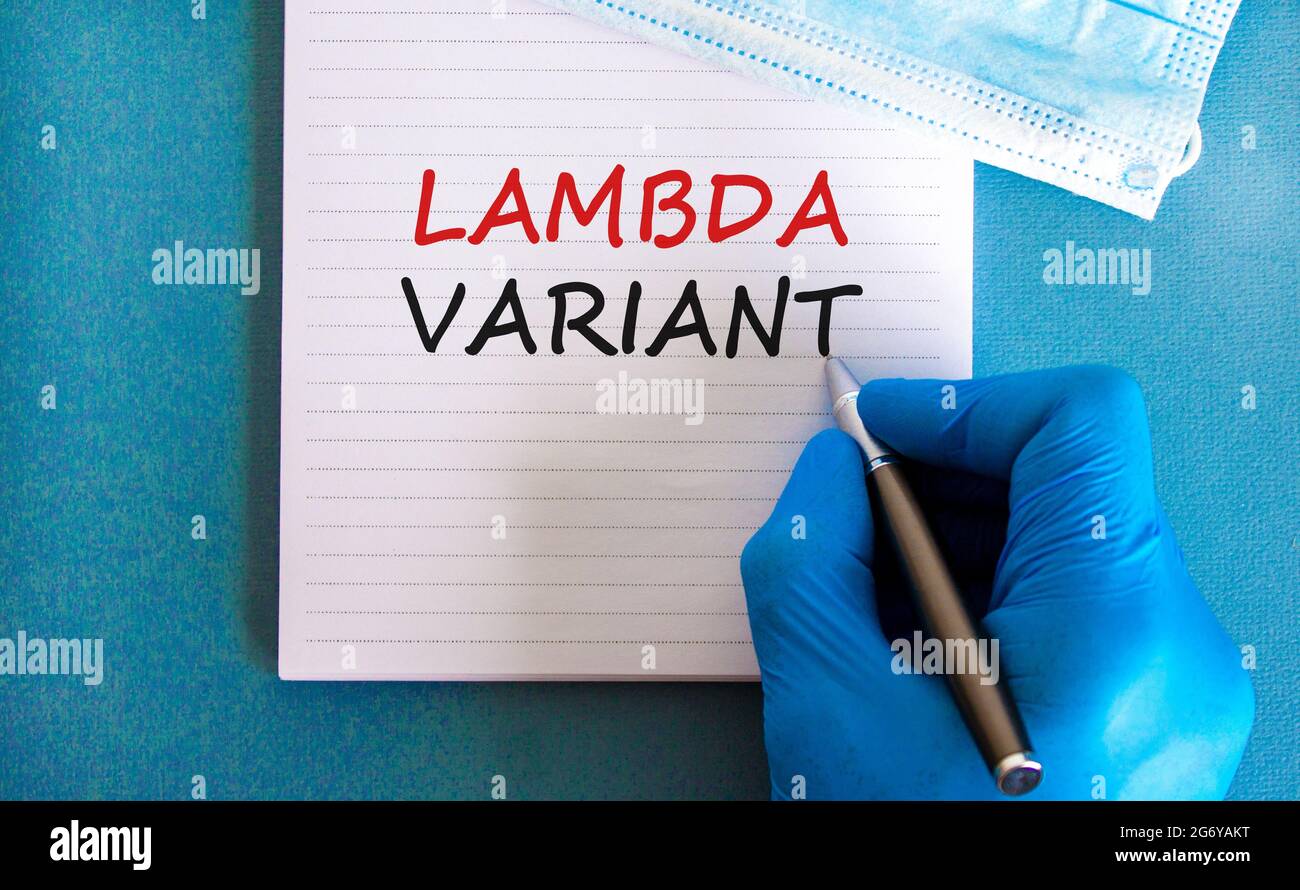 Simbolo di deformazione variante lambda Covid-19. Guanto blu con cartoncino bianco. Parole chiave lambda variante. Penna metallica. Medicale, variante lambda COVID-19 Foto Stock