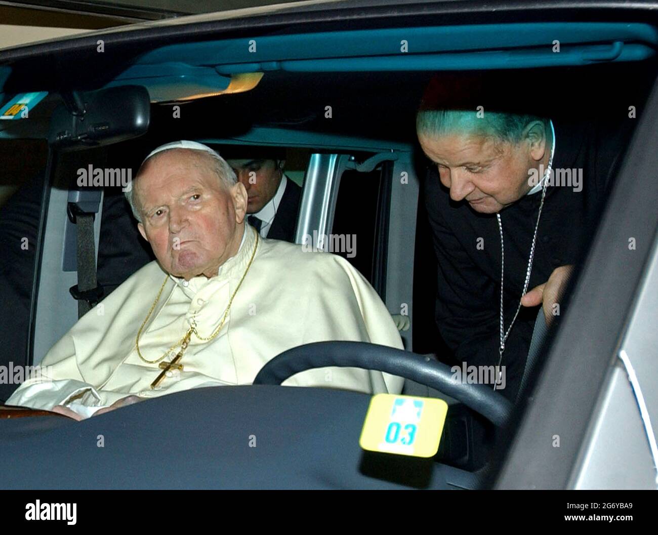 Roma, Italia. 20 maggio 2012. 13 marzo 2005 : Papa Giovanni Paolo II siede nella sua auto aiutata dal suo segretario personale Mons. Stanislaw Dziwisz prima di lasciare l'ospedale Gemelli di Roma, Roma, Italia. Credit: Agenzia fotografica indipendente/Alamy Live News Foto Stock