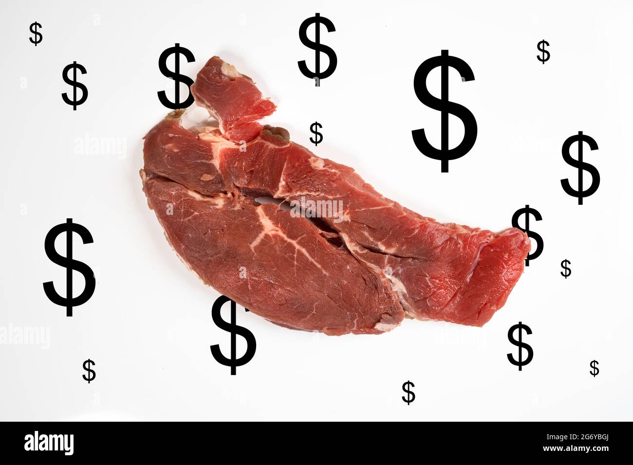 una bistecca di manzo arrosto con alcuni segni di dollaro su una superficie bianca Foto Stock