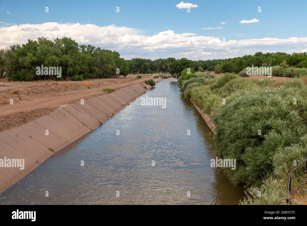 Algodones, New Mexico - un canale di irrigazione trasporta l'acqua deviata dal Rio Grande. Gran parte dello stato sta vivendo una siccità estrema, e gli agricoltori Foto Stock