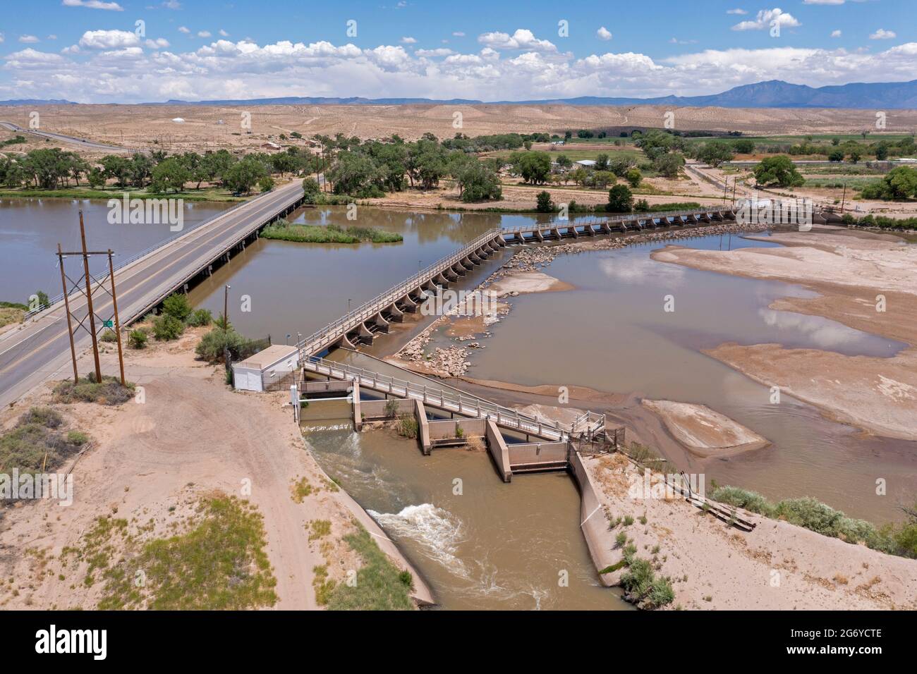 Isleta Pueblo, New Mexico - la diga di Isleta invia l'acqua dal Rio Grande nei canali di irrigazione. Gran parte dello stato sta vivendo un momento estremo Foto Stock