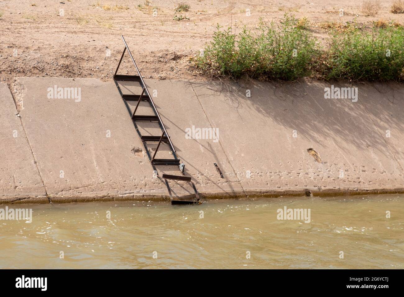 Algodones, New Mexico - UNA scala su un canale di irrigazione permette di scappare sui lati ripidi se qualcuno cade nel canale. Foto Stock
