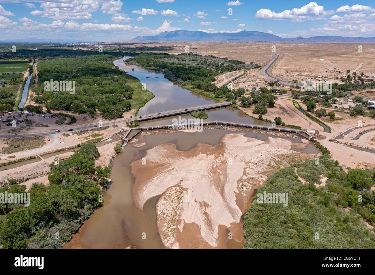 Isleta Pueblo, New Mexico - la diga di Isleta invia l'acqua nei canali di irrigazione su entrambi i lati del Rio Grande. Gran parte dello stato è experien Foto Stock