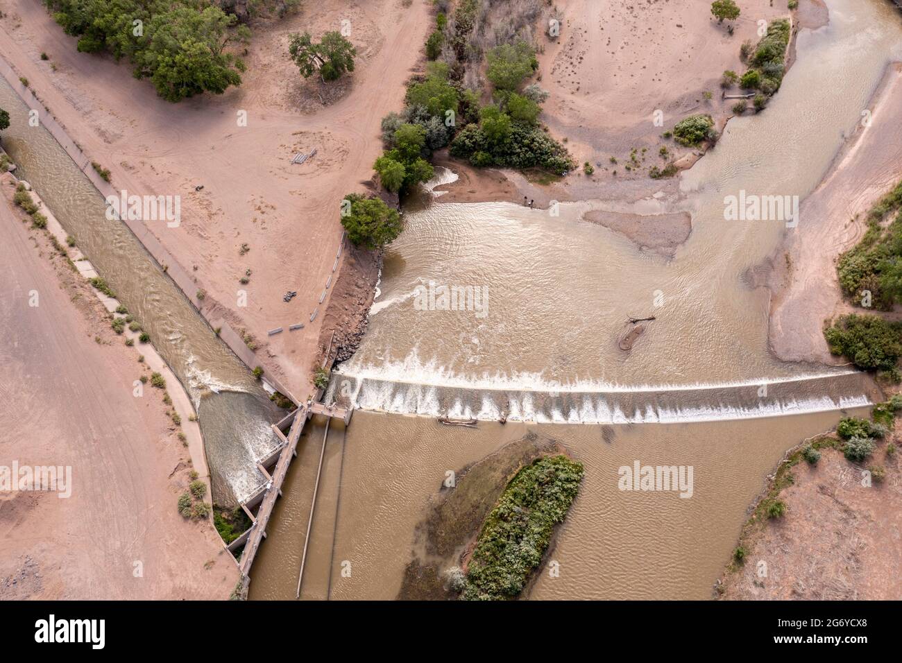 Algodones, New Mexico - la diga di Angostura invia l'acqua dal Rio Grande nei canali di irrigazione (a sinistra). Gran parte dello stato sta sperimentando e. Foto Stock