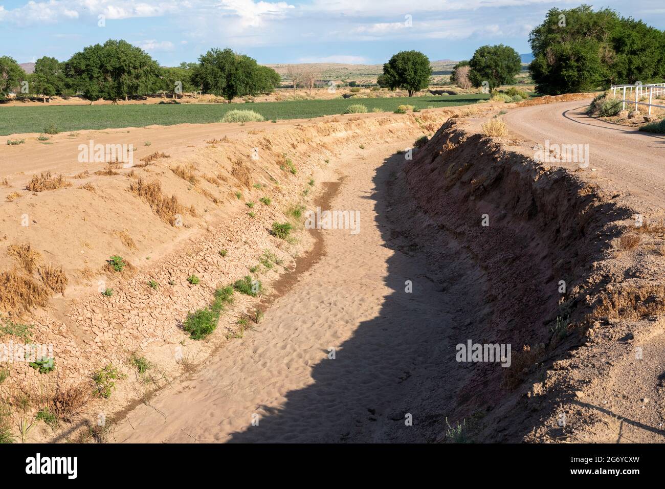San Acacia, New Mexico - un canale di irrigazione a secco vicino al Rio Grande. Gran parte dello stato sta vivendo una siccità estrema, e gli agricoltori non stanno ottenendo il massimo Foto Stock