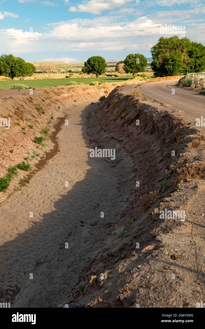 San Acacia, New Mexico - un canale di irrigazione a secco vicino al Rio Grande. Gran parte dello stato sta vivendo una siccità estrema, e gli agricoltori non stanno ottenendo il massimo Foto Stock